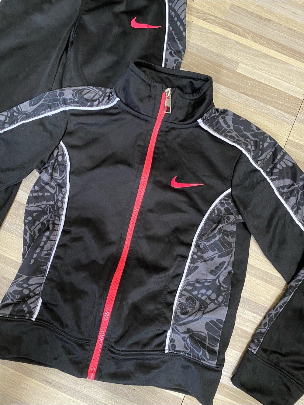 NIKE Dri Fit 2 piece track set size kids girls 5 - Picture 2 of 7